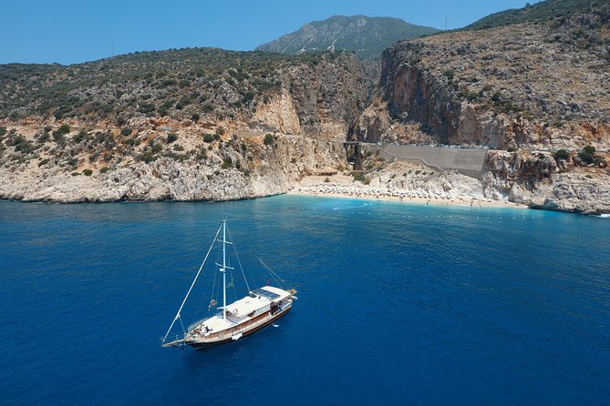 Tour privato in barca alla spiaggia di Kaputas e alla Grotta Azzurra