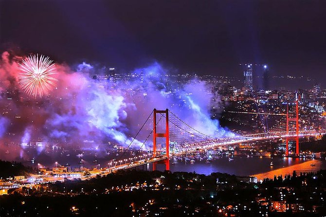 Crucero con cena y fiesta de Año Nuevo 2022 en Estambul por el Bósforo