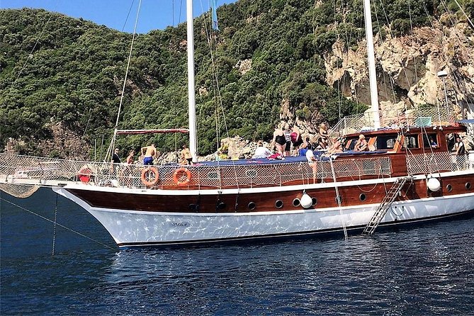 Marmaris'te Öğle veya Akşam Yemeği ile Rahatlatıcı Tekne Gezisi