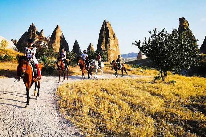 Göreme Milli Parkı'nda Kapadokya Binicilik Gezisini Keşfedin