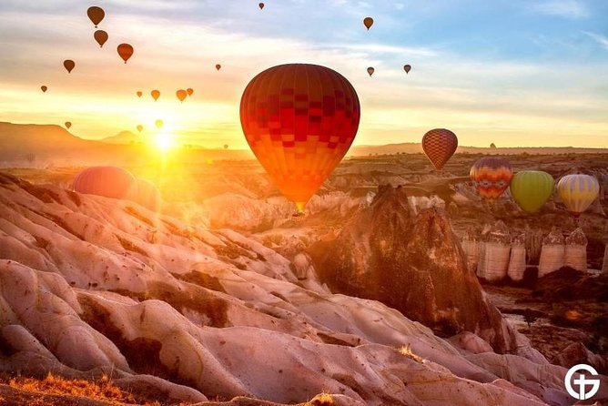 Voli magici su un comodo giro in mongolfiera in Cappadocia