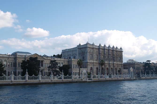 Palazzo Dolmabahce e crociera turistica sul Bosforo con il Palazzo Küçüksu