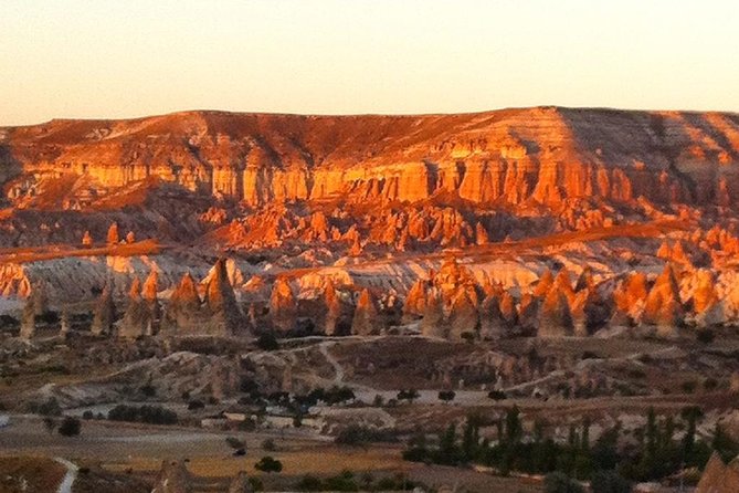 Capadocia Privado Rose Valley Sunset Watch con botella de vino de Capadocia