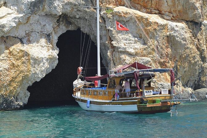 Halbtägige Bootstour zu den Antalya-Wasserfällen