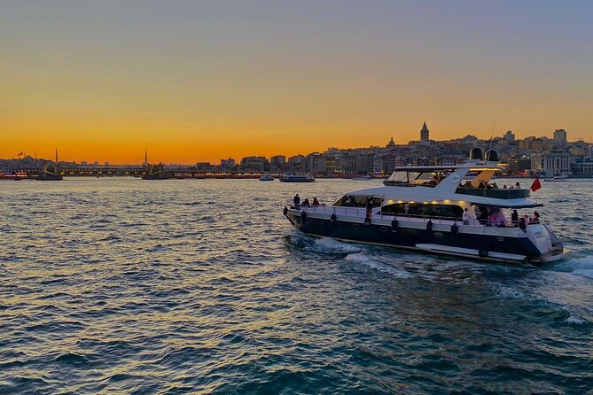 Geführte Bosporus-Kreuzfahrt bei Sonnenuntergang auf einer luxuriösen Yacht – Kreuzfahrt in kleiner Gruppe