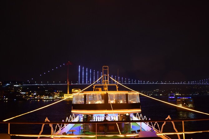 Crucero con cena por el Bósforo con espectáculo nocturno turco