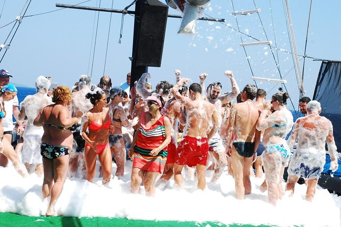 Excursion d'une journée en bateau de croisière dans les îles de Bodrum avec arrêts déjeuner et baignade