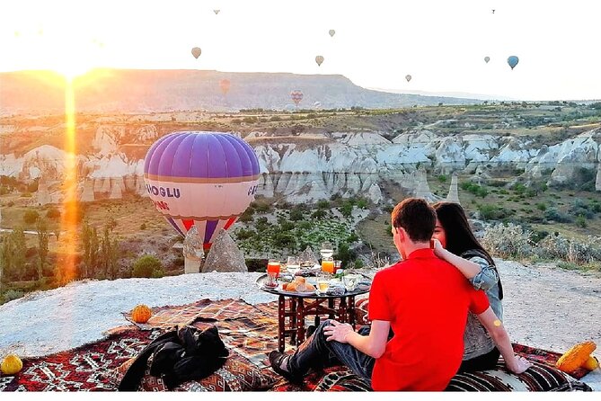 Kappadokien-Sonnenaufgang-Frühstück unter Heißluftballons